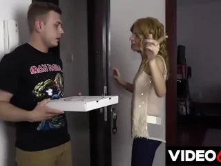 Polskie porno - Nadia zalicza dostawcę pizzy